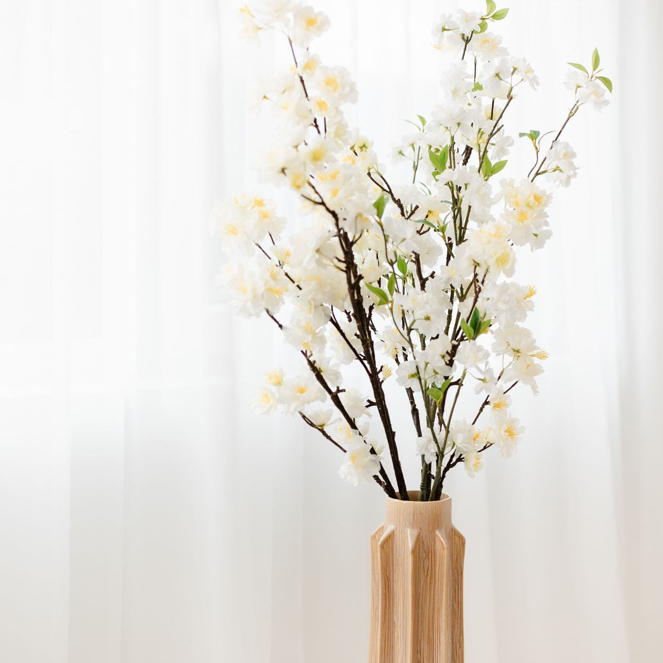 Zijden bloesems in neutrale tinten in decoratieve beige vaas – Blomista collectie Zachte Tinten.
