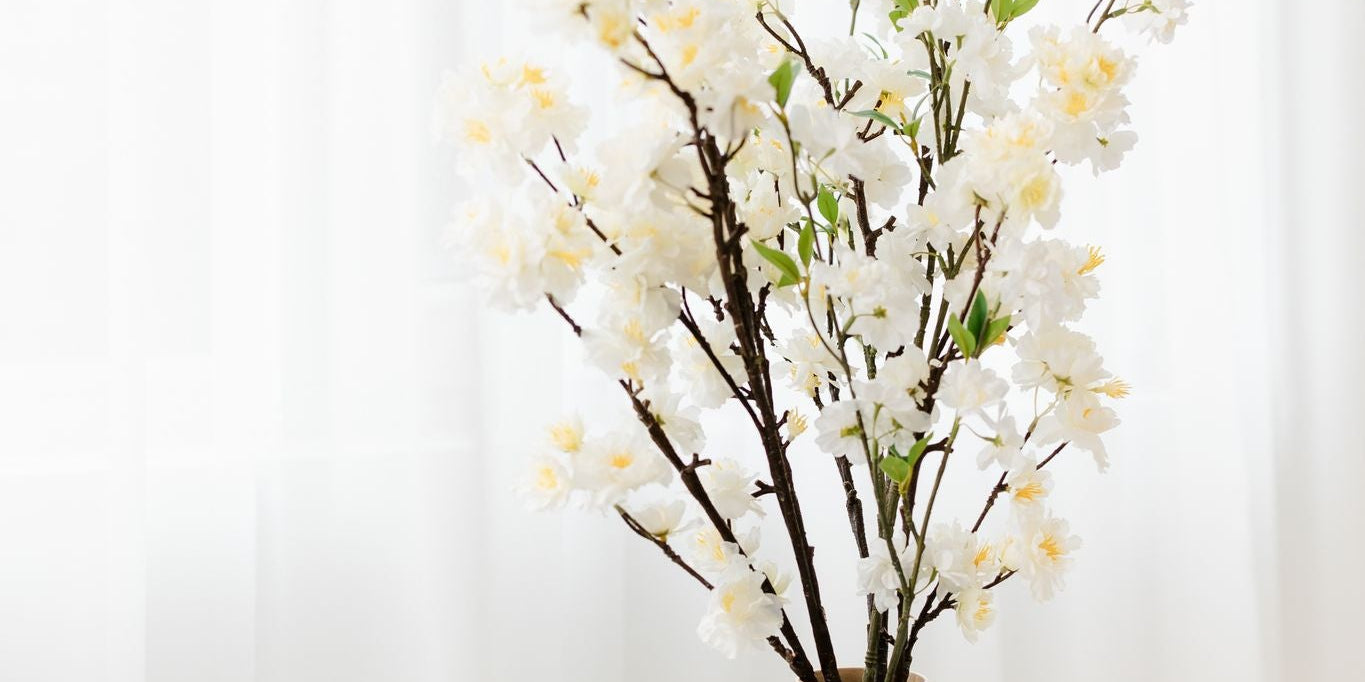 Zijden bloesems in neutrale tinten in decoratieve beige vaas – Blomista collectie Zachte Tinten.