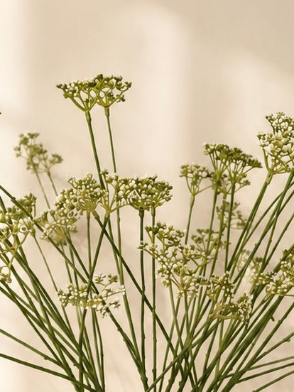 Blomista Soft Meadow zijden boeket met witte wilde bloemen in bruine vaas