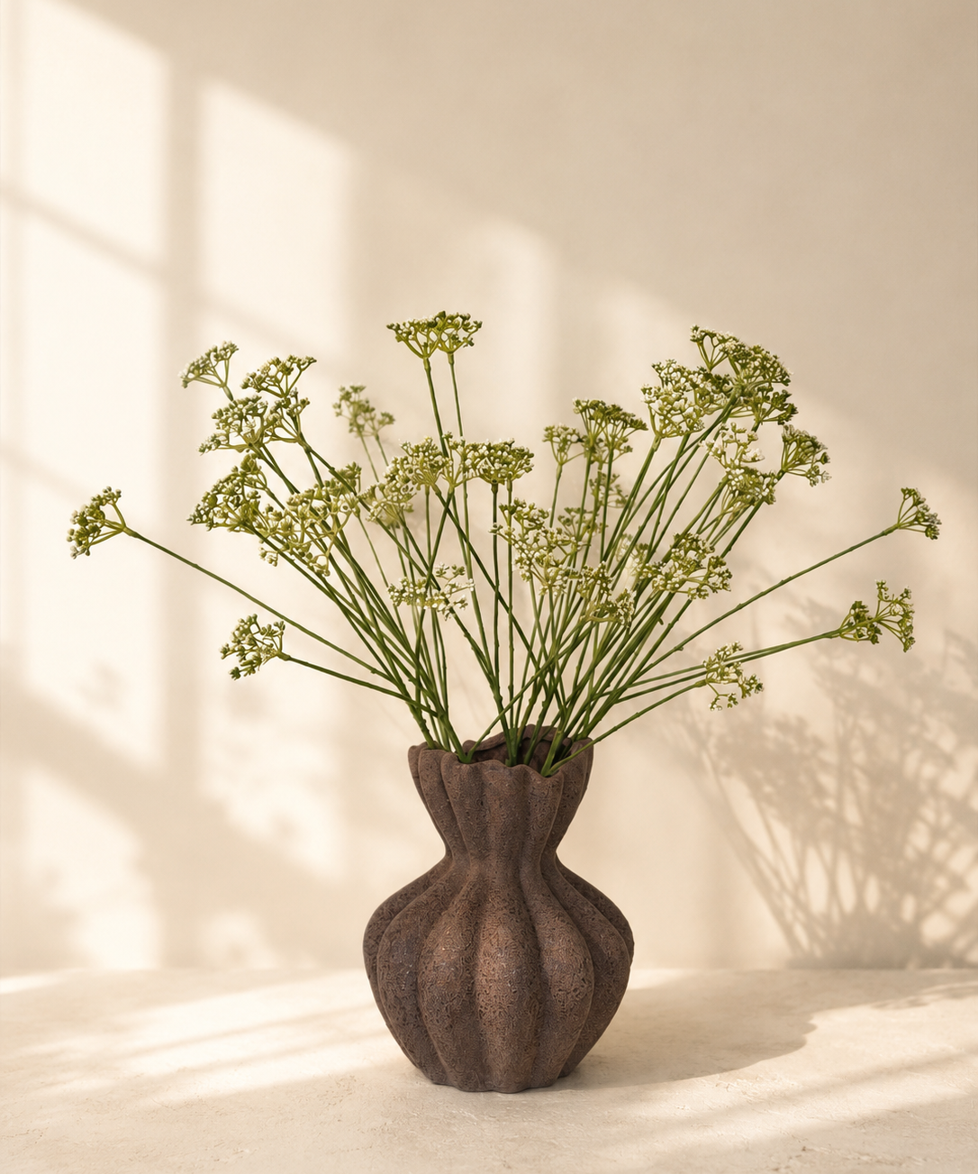 Blomista Soft Meadow zijden boeket met witte wilde bloemen in bruine vaas