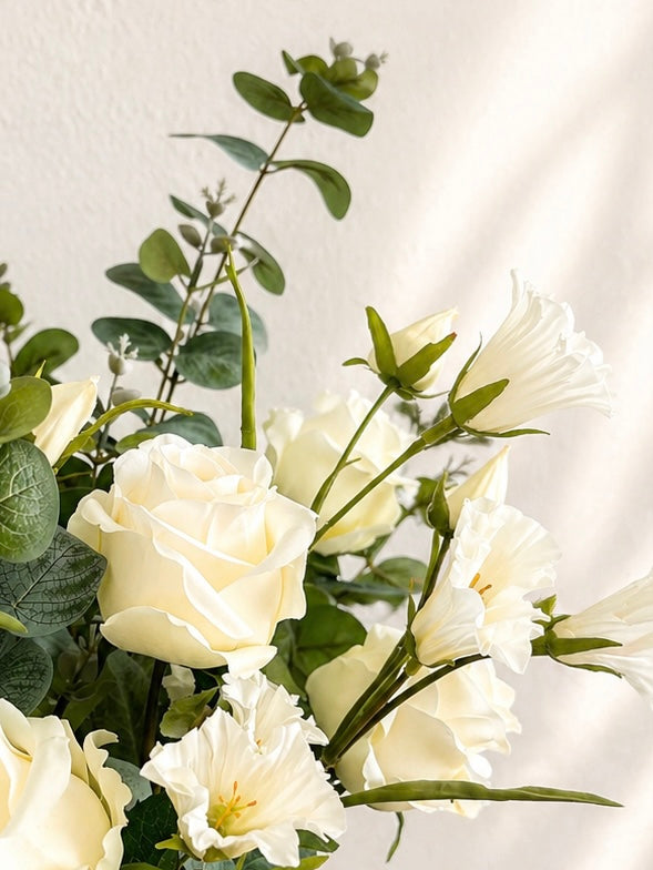 Detail van Timeless Love boeket met witte bloemen
