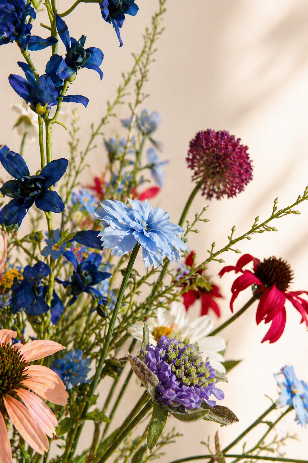Zijden bloemen boeket Wild Elegance kleurrijk met Val Pottery vaas