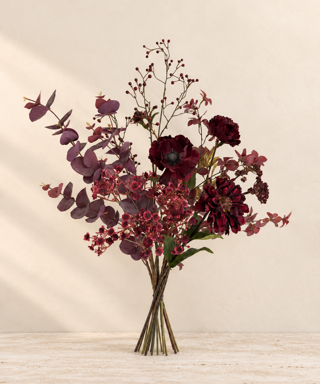 Bordeaux Botanique, een groot zijden boeket in diepe bordeaux  aubergine tinten
