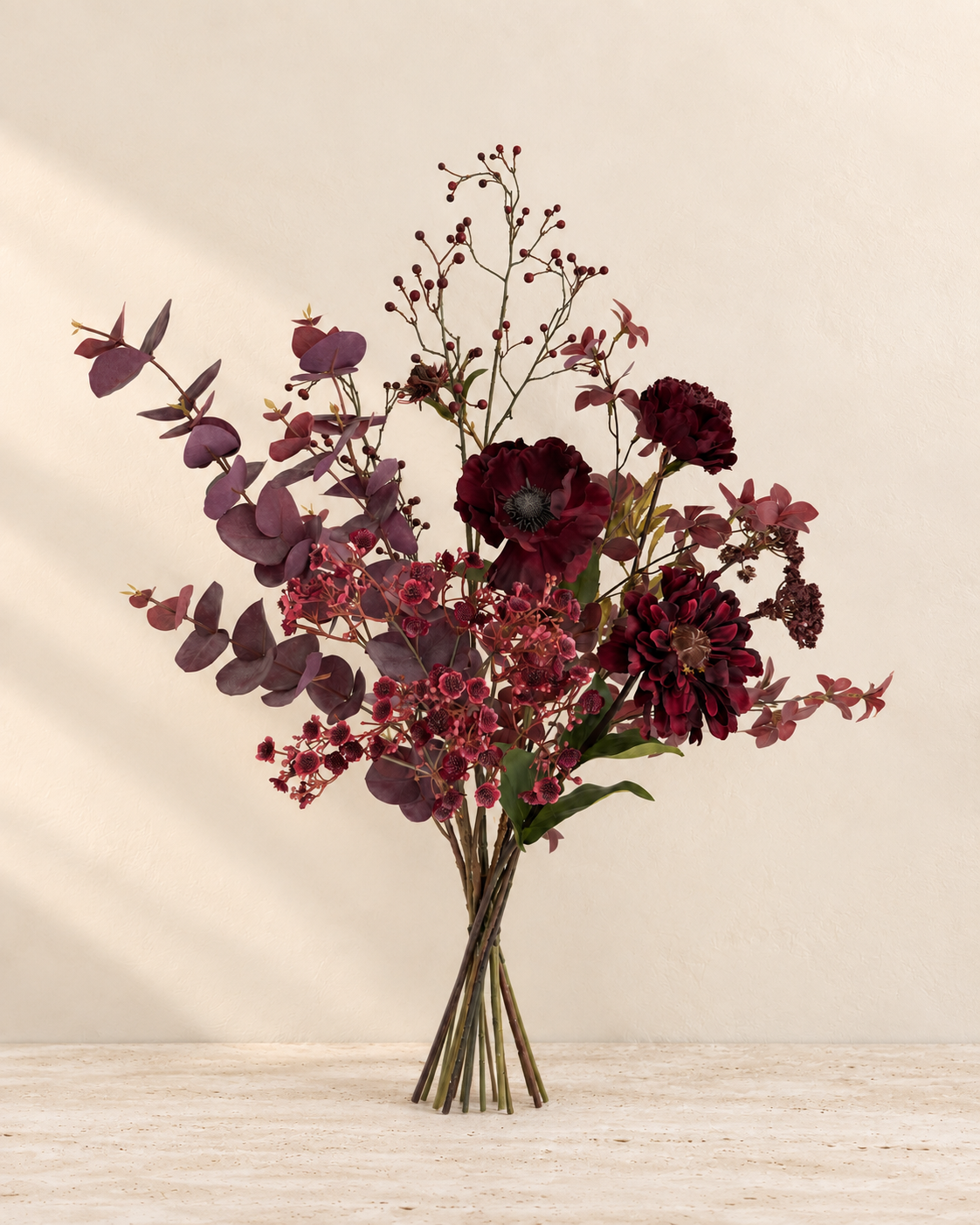 Bordeaux Botanique, een groot zijden boeket in diepe bordeaux  aubergine tinten