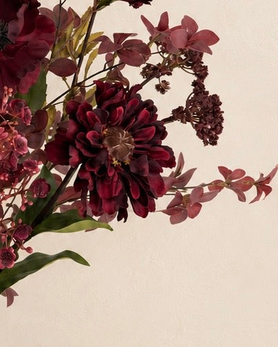 Detail zinnia Bordeaux Botanique, een groot zijden boeket in diepe bordeaux  aubergine tinten