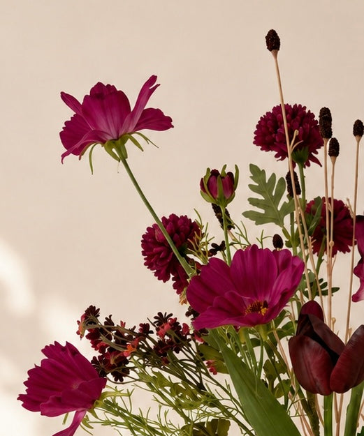 Velvet Blush zijden boeket in bordeaux vaas – Blomista