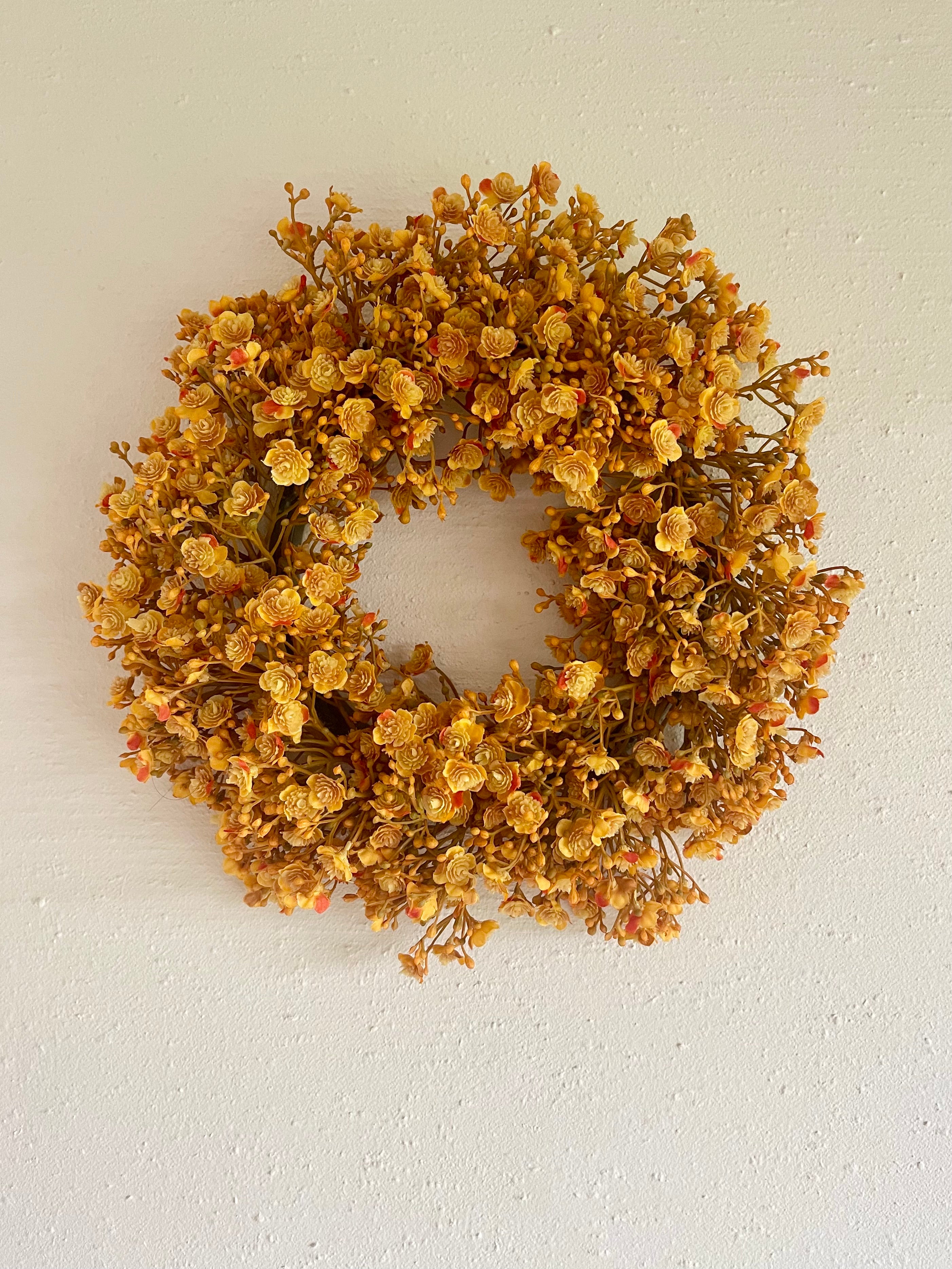 Ochre winterkrans – warme elegantie voor binnen en buiten