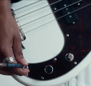 Geurkaars LOLA JAMES HARPER - The Music Studio on Trufo Street