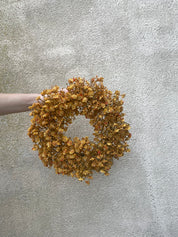 Ochre winterkrans – warme elegantie voor binnen en buiten