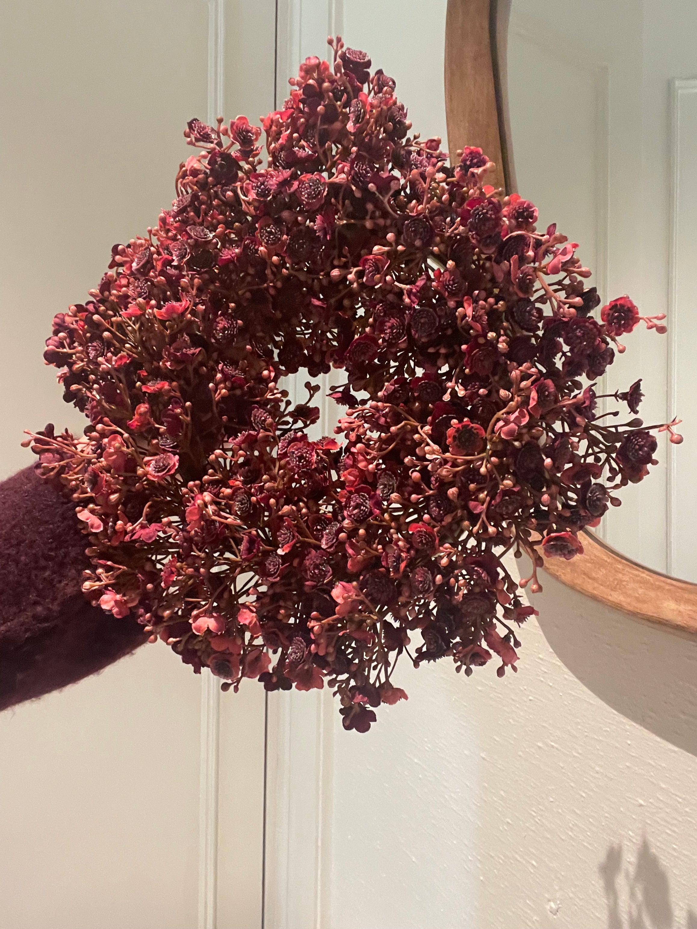 Burgundy winterkrans – warme elegantie voor binnen en buiten