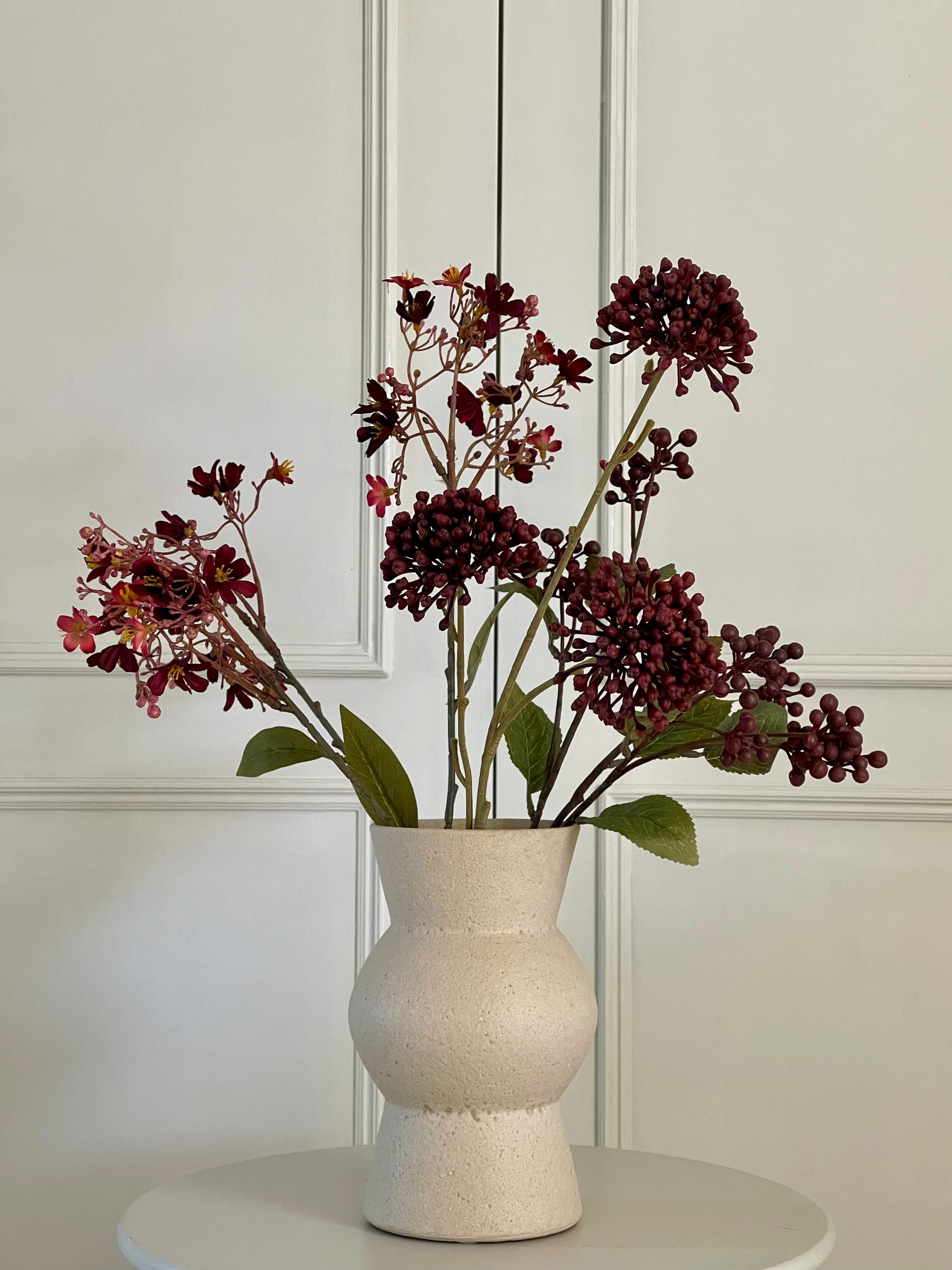 Zijden boeket Met vaas Little Burgundy – Tijdloze elegantie in diepe bordeaux tinten