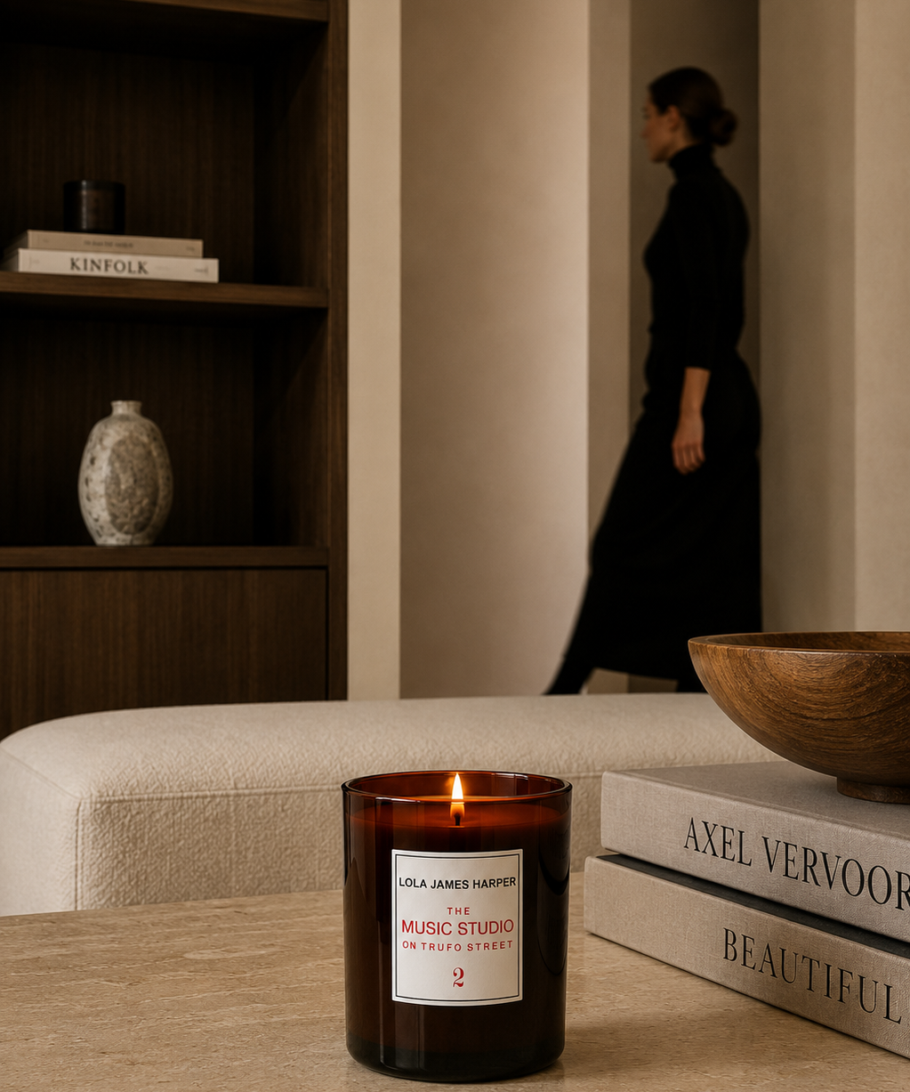 Lola James Harper The Music Studio 2 geurkaars in een warm interieur
