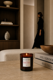 Lola James Harper The Music Studio 2 geurkaars in een warm interieur