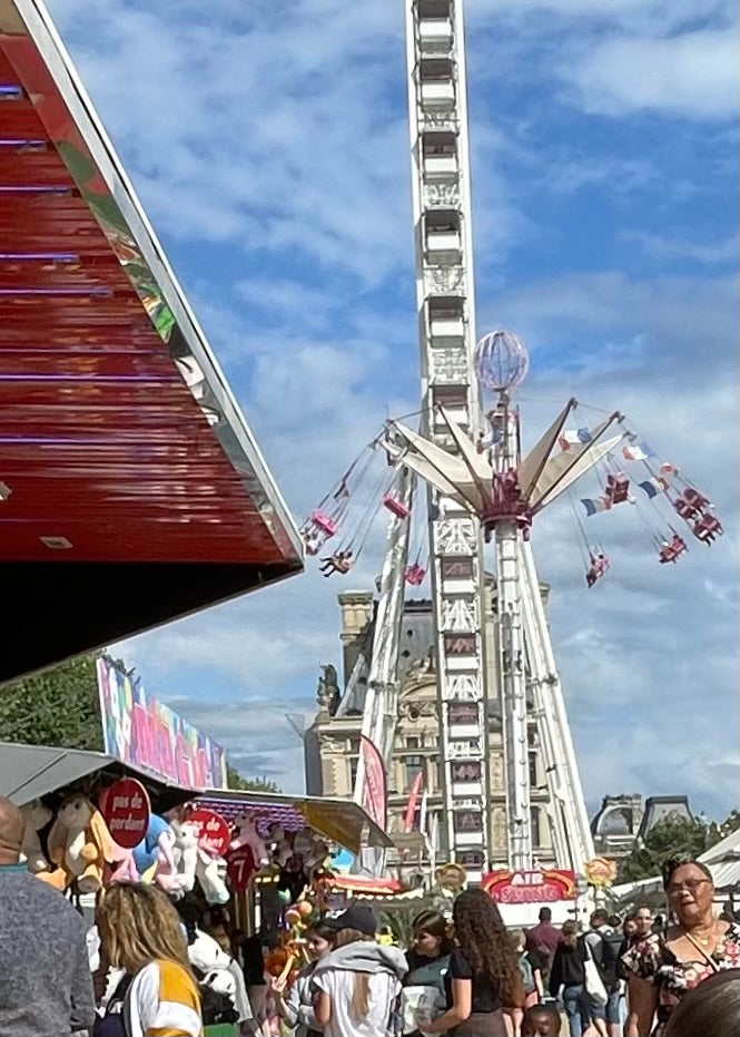 Lola James Harper Fun Fair sfeerfoto kermis in de Jardin des Tuileries in Parijs