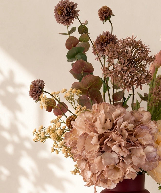 Detail van Velvet Blush zijden bloemen in blush en bordeaux tinten