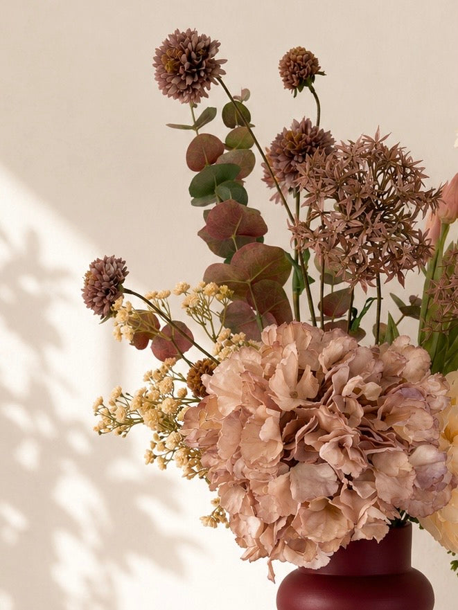 Detail van Velvet Blush zijden bloemen in blush en bordeaux tinten