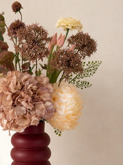 Detail van Velvet Blush zijden bloemen in blush en bordeaux tinten.