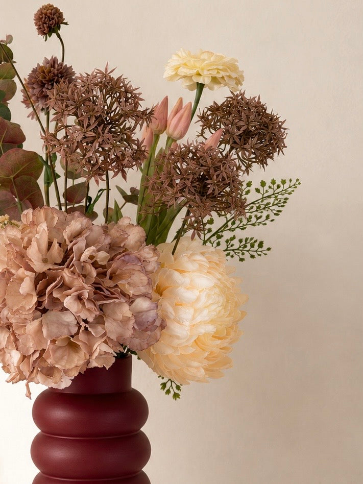 Detail van Velvet Blush zijden bloemen in blush en bordeaux tinten.