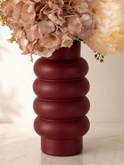 Detail van bordeaux vaas, Velvet Blush zijden bloemen in blush tinten.