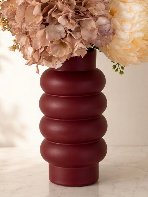Detail van bordeaux vaas, Velvet Blush zijden bloemen in blush tinten.