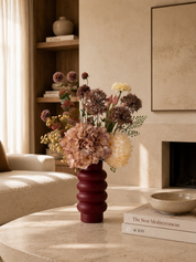 Interieurfoto van Velvet Blush zijden bloemen in blush en bordeaux tinten. 