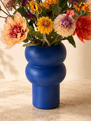 Kleurrijk zijden boeket Wild Dahlia’s in blauwe vaas - Blomista