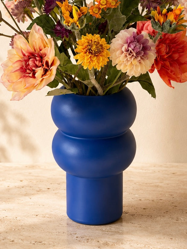 Kleurrijk zijden boeket Wild Dahlia’s in blauwe vaas - Blomista