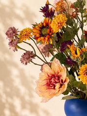 Detail  Wild Dahlia’s zijden boeket met dahlia’s en kleurrijke bloemen