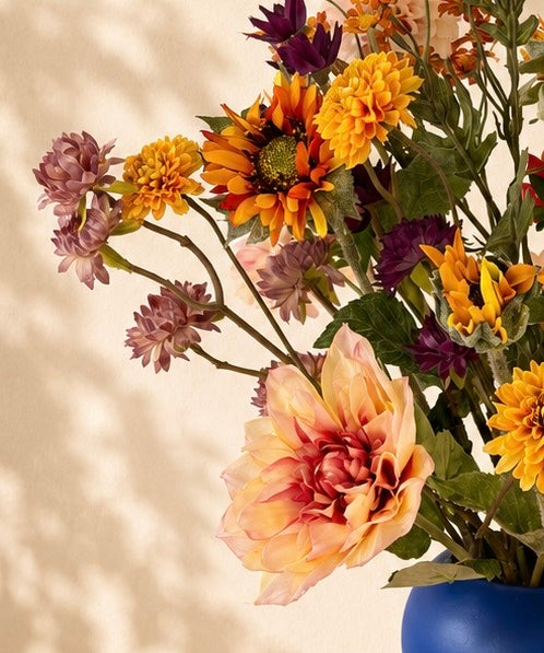 Detail  Wild Dahlia’s zijden boeket met dahlia’s en kleurrijke bloemen