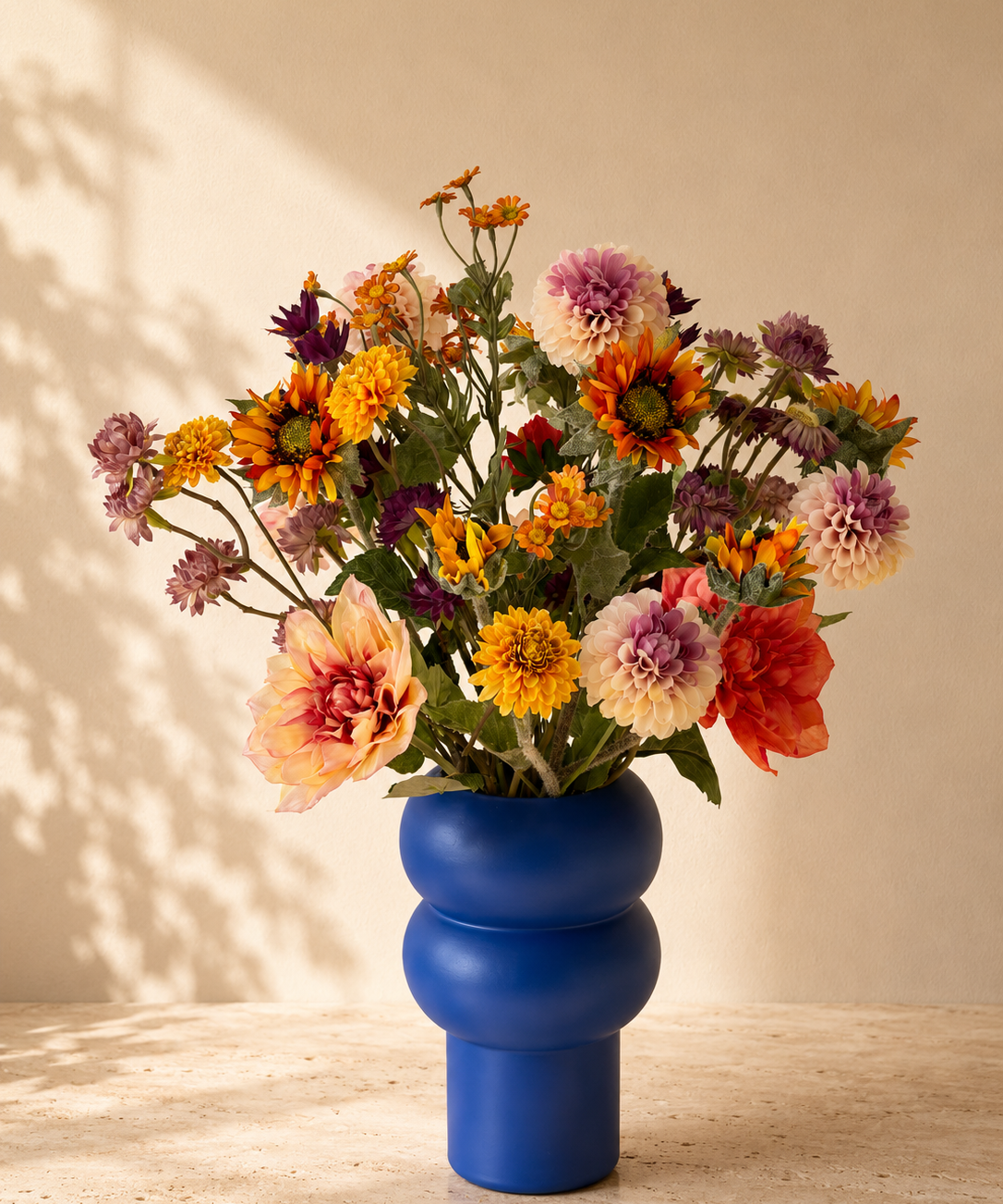 Kleurrijk zijden boeket Wild Dahlia’s in blauwe vaas - Blomista