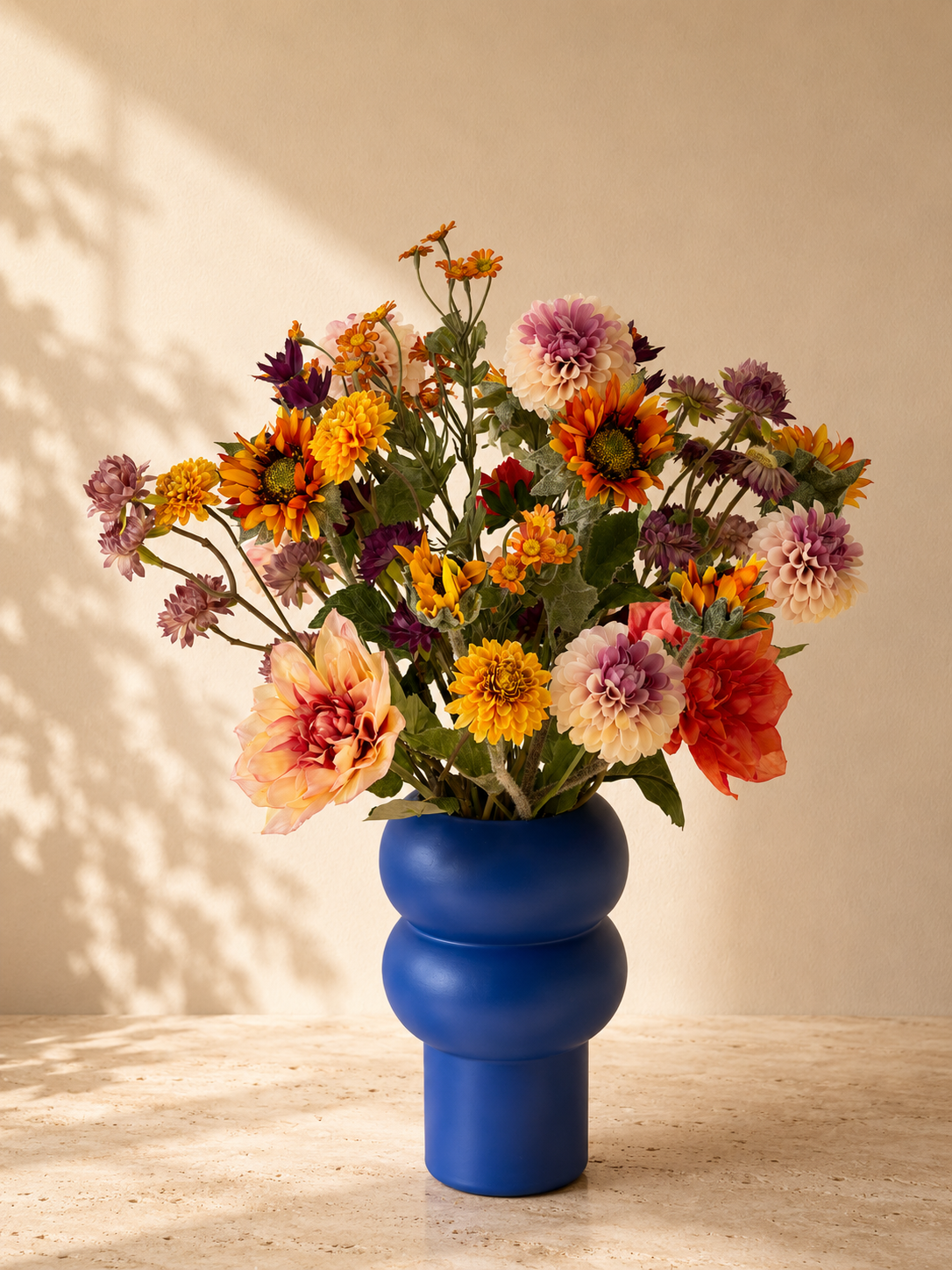 Kleurrijk zijden boeket Wild Dahlia’s in blauwe vaas - Blomista