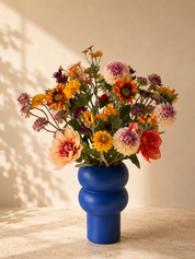 Kleurrijk zijden boeket Wild Dahlia’s in blauwe vaas - Blomista