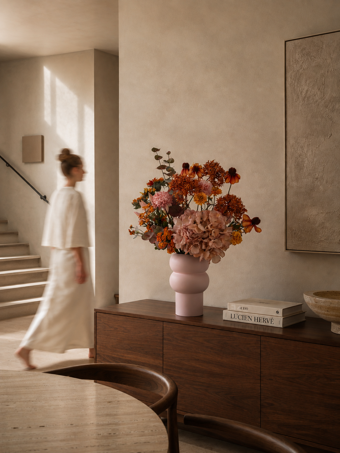 Amber Blush zijden boeket in warme tinten op een walnoot dressoir in modern interieur