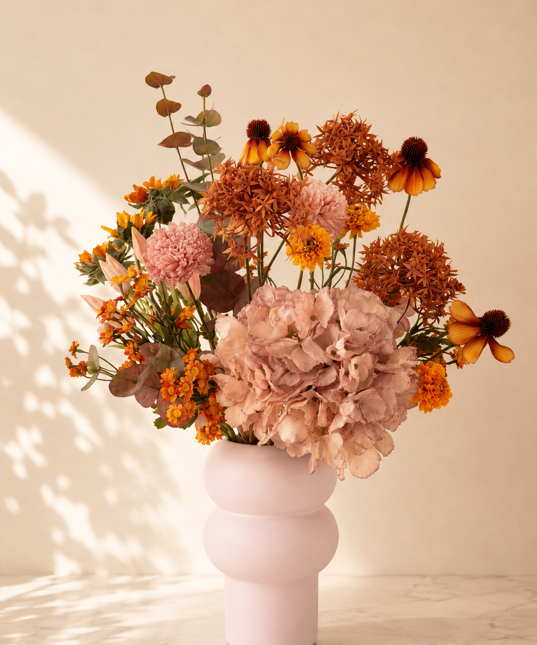 Amber Blush zijden boeket in roze, amber en oranje tinten met lichtroze vaas