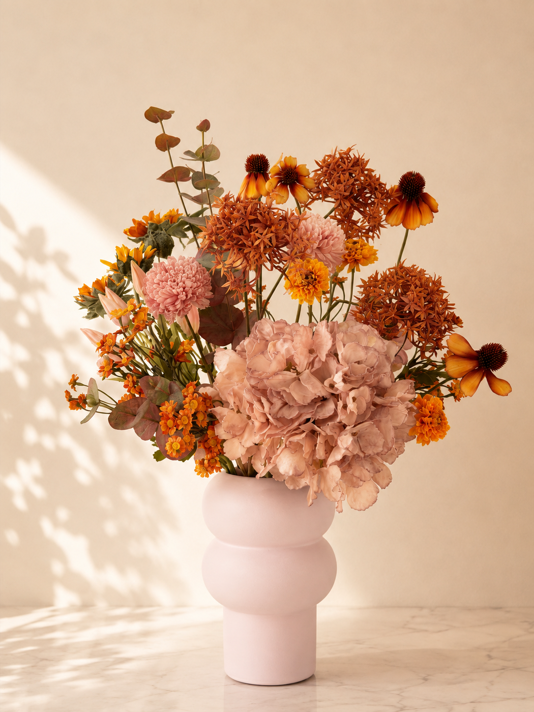 Amber Blush zijden boeket in roze, amber en oranje tinten met lichtroze vaas