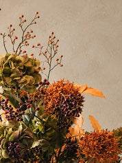 Zijden herfstboeket Autumn Statement in roest, bordeaux en olijfgroen.