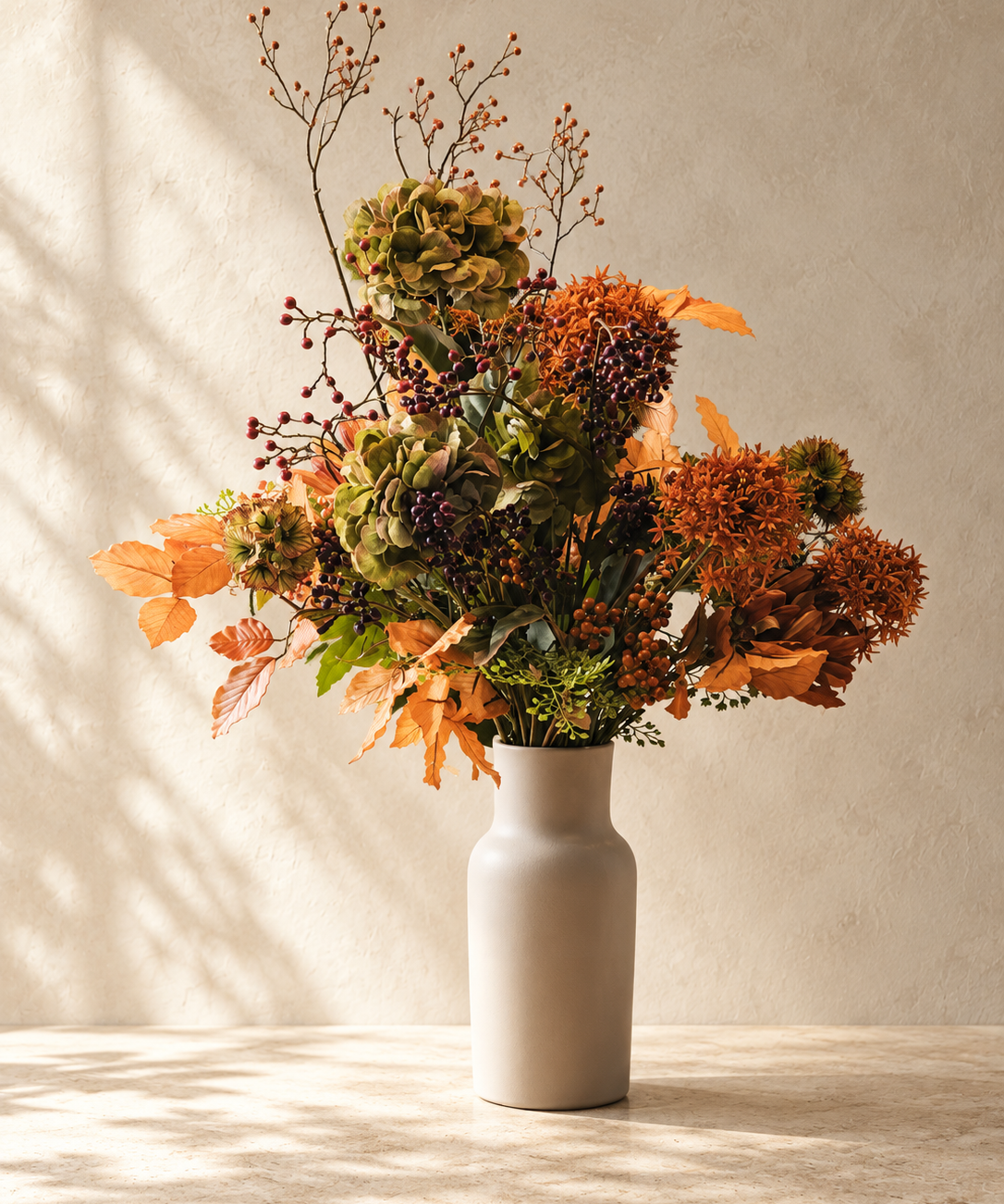 Zijden herfstboeket Autumn Statement in roest, bordeaux en olijfgroen met matte beige vaas