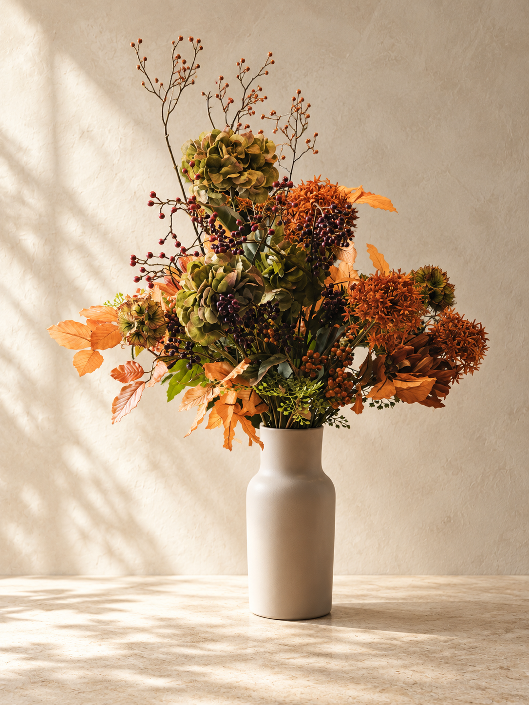 Zijden herfstboeket Autumn Statement in roest, bordeaux en olijfgroen met matte beige vaas
