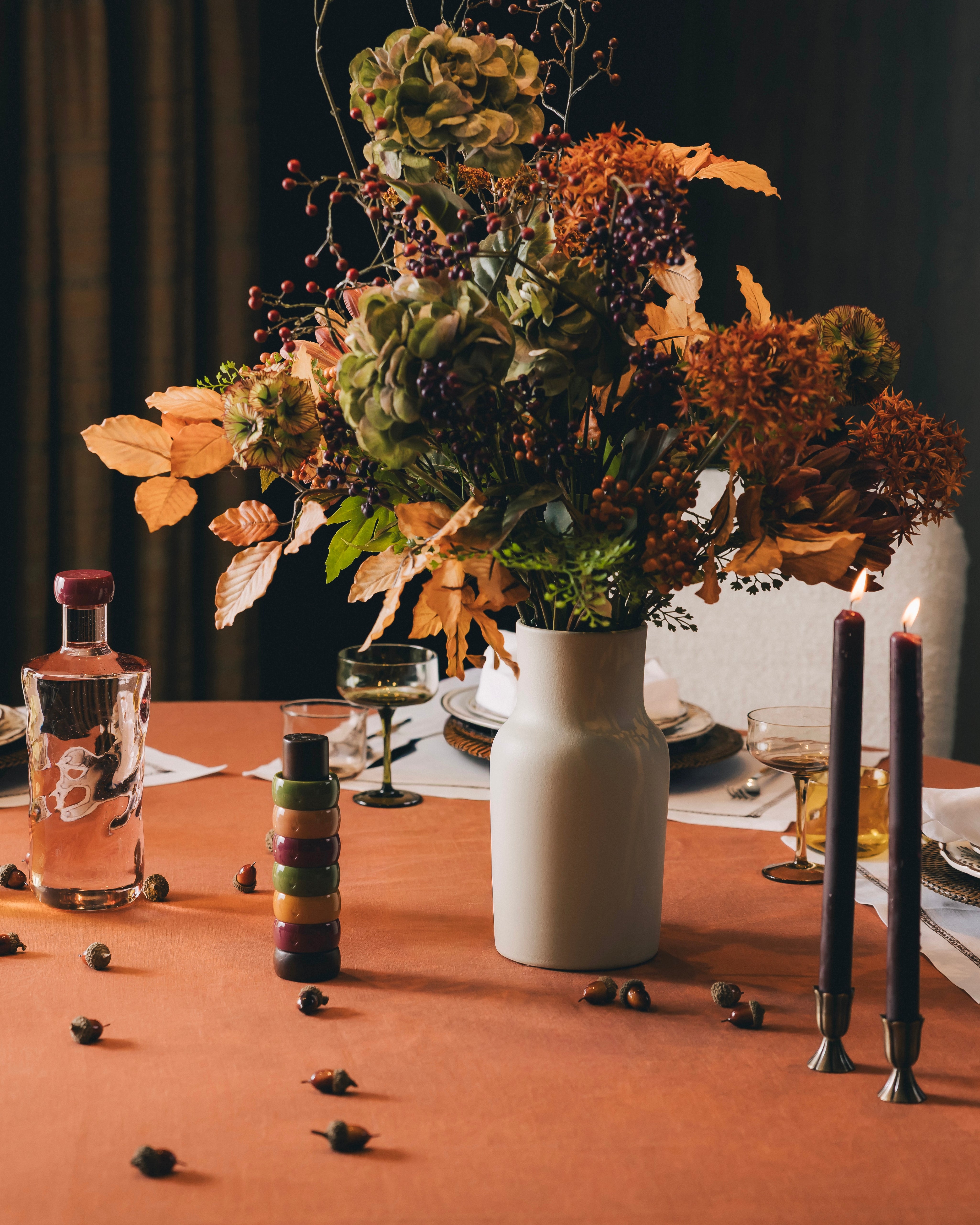 Zijden herfstboeket Autumn Statement in roest, bordeaux en olijfgroen met matte beige vaas