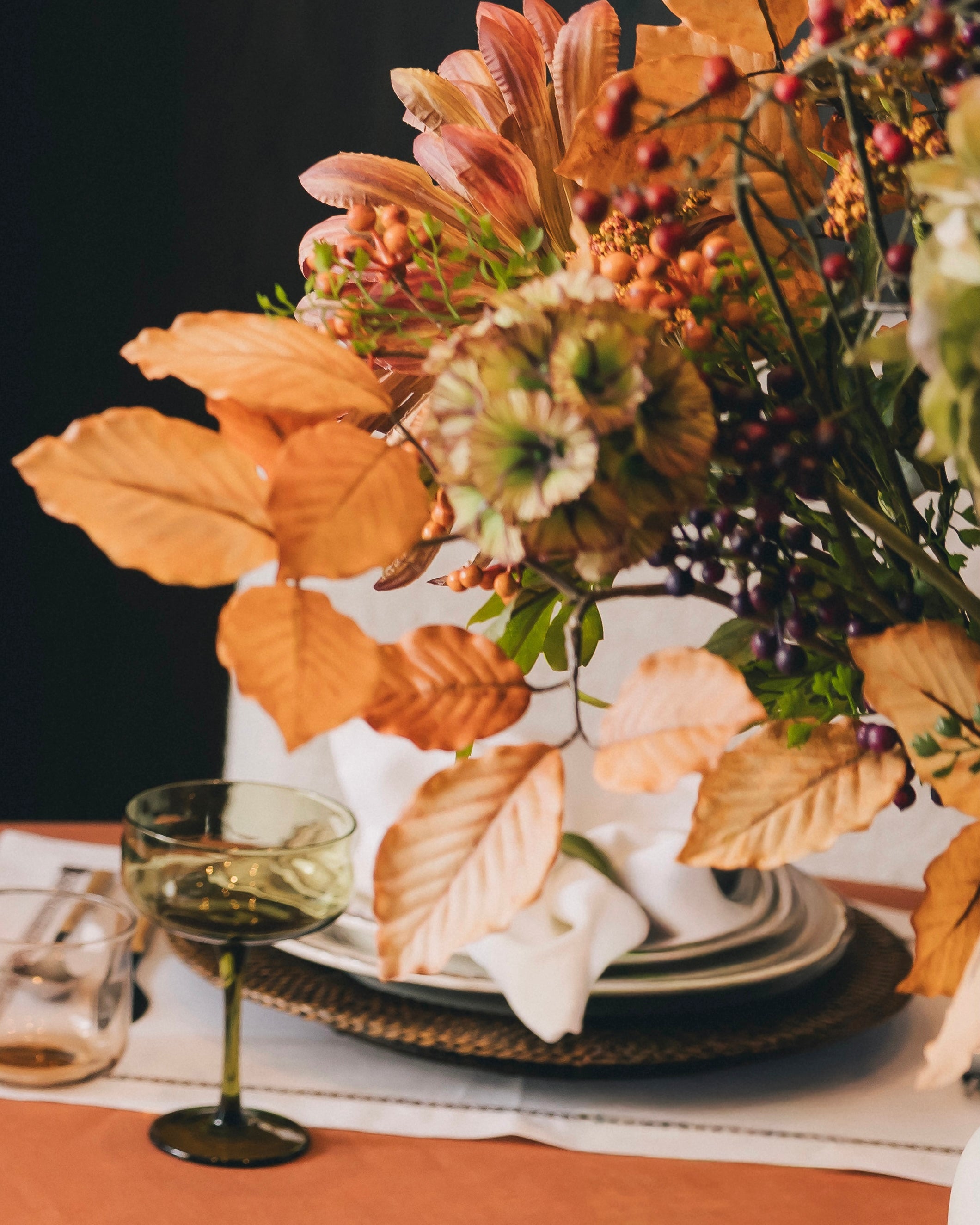 Zijden herfstboeket Autumn Statement in roest, bordeaux en olijfgroen met matte beige vaas