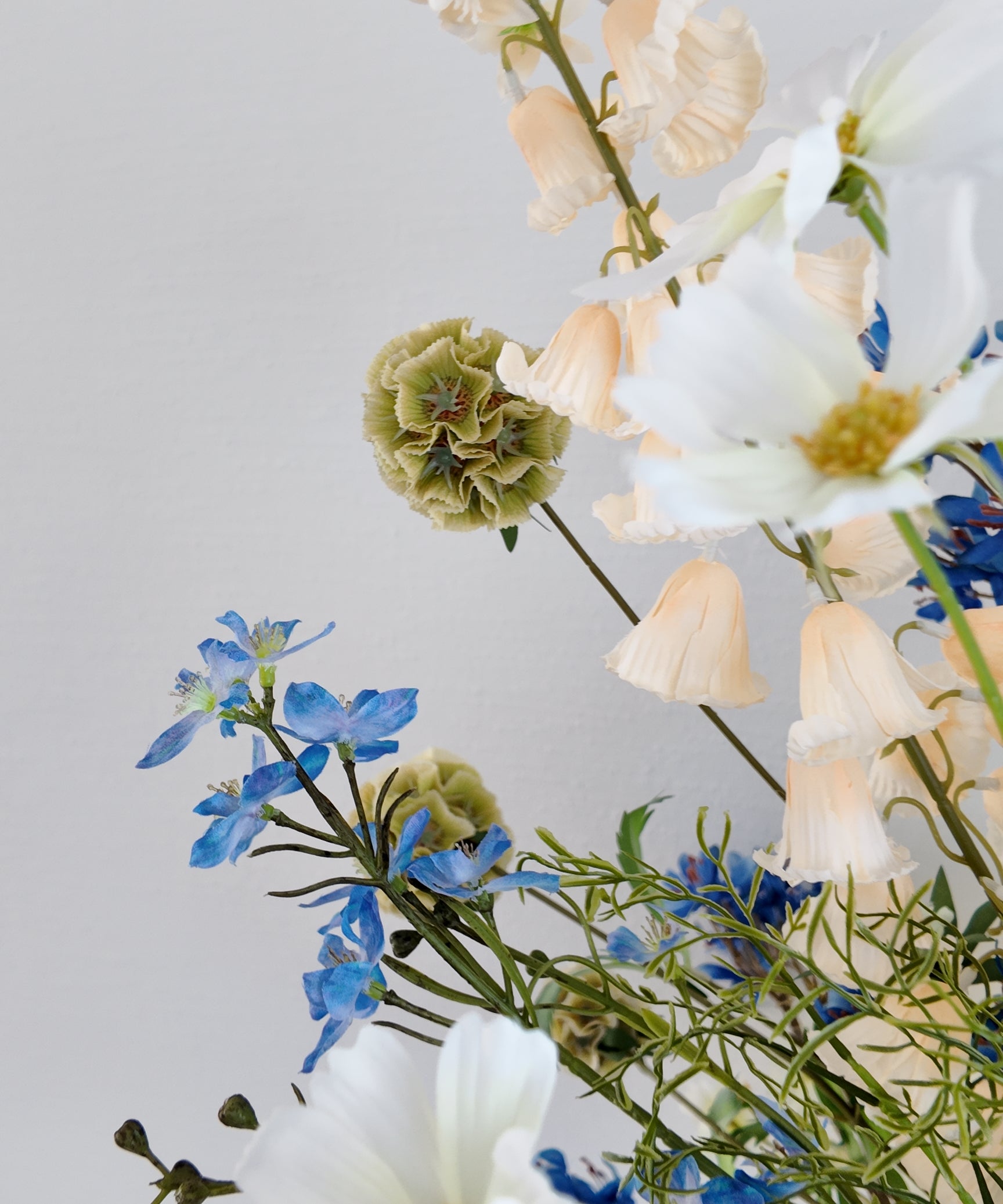 Detail van Blue Garden boeket met blauwe bloemen