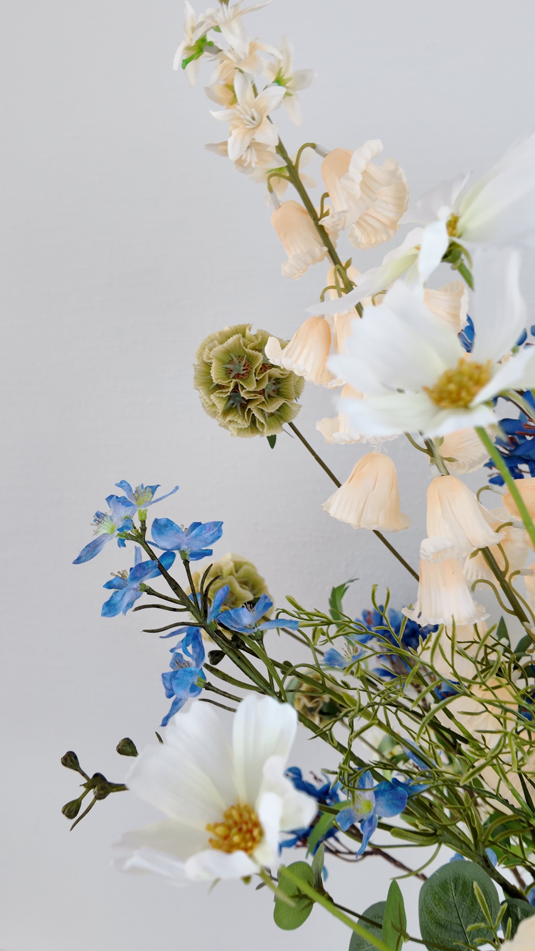 Detail van Blue Garden boeket met blauwe bloemen