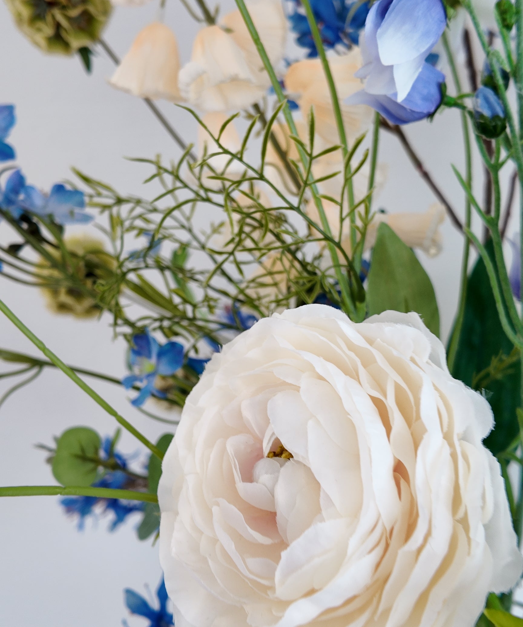 Detail van Blue Garden boeket met blauwe bloemen