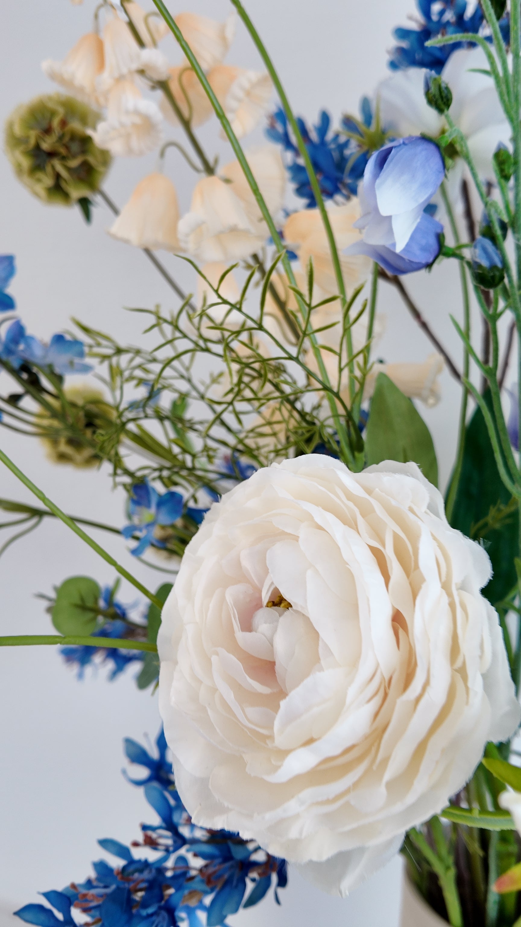Detail van Blue Garden boeket met blauwe bloemen