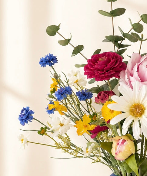 Blomista Blue Wildflower zijden boeket met blauwe korenbloemen, margrieten en roze bloemen in blauwe vaas