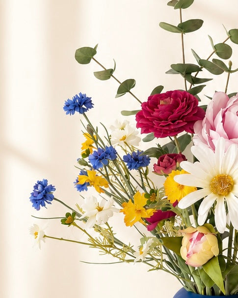Blomista Blue Wildflower zijden boeket met blauwe korenbloemen, margrieten en roze bloemen in blauwe vaas