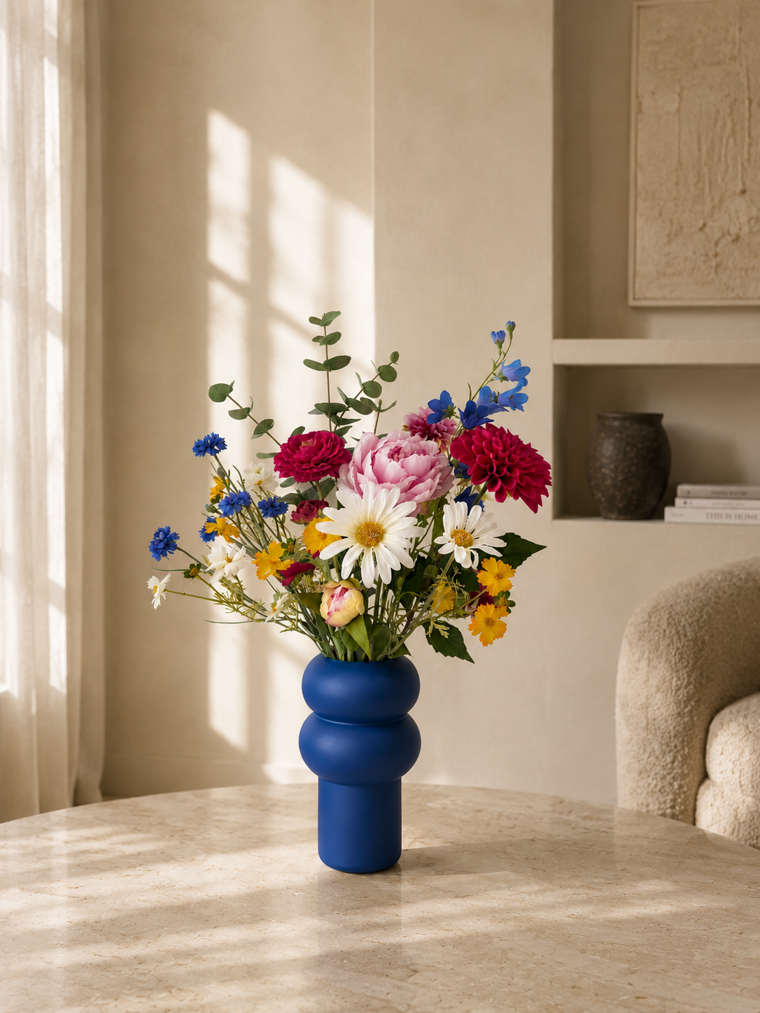 Blomista Blue Wildflower zijden boeket met blauwe korenbloemen, margrieten en roze bloemen in blauwe vaas