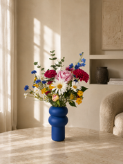 Blomista Blue Wildflower zijden boeket met blauwe korenbloemen, margrieten en roze bloemen in blauwe vaas