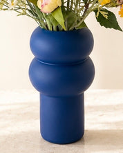 Blomista Blue Wildflower zijden boeket met blauwe korenbloemen, margrieten en roze bloemen in blauwe vaas