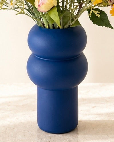 Blomista Blue Wildflower zijden boeket met blauwe korenbloemen, margrieten en roze bloemen in blauwe vaas